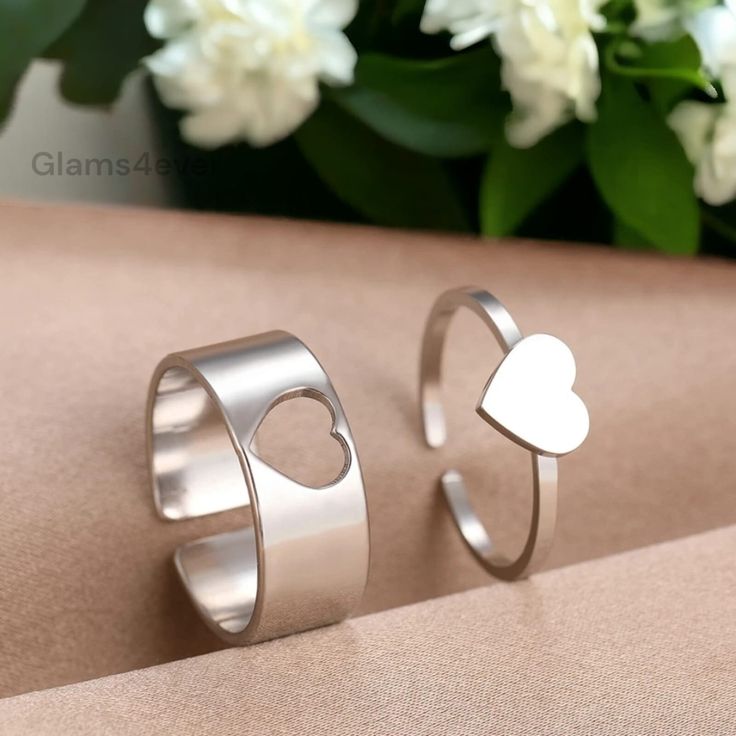 Dare to think outside the box and add a touch of modernity to your outfit with this set of 2 matching rings with adjustable size. With their aesthetic design and romantic heart-shaped marking, these rings will attract everyone's attention and are perfect for all styles. 🌟 Material: Premium 316L Stainless Steel. Gold plated finish. ☑️ Aesthetic design ☑️ Does not fade (water resistant) ☑️ Hypoallergenic: no allergies ☑️ 100% recycled material 🌟 Adjustable size: adjustable to all fingers by gent Finish Aesthetic, Couple Rings Silver, Ring For Couple, Rings Trendy, Matching Couple Rings, Glamorous Jewelry, Ring Couple, Promise Rings For Guys, Friendship Ring