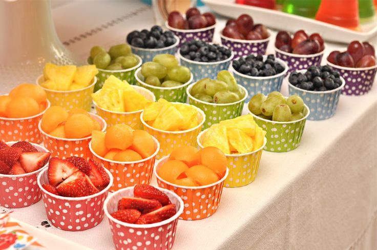 there are many cups that have fruit in them