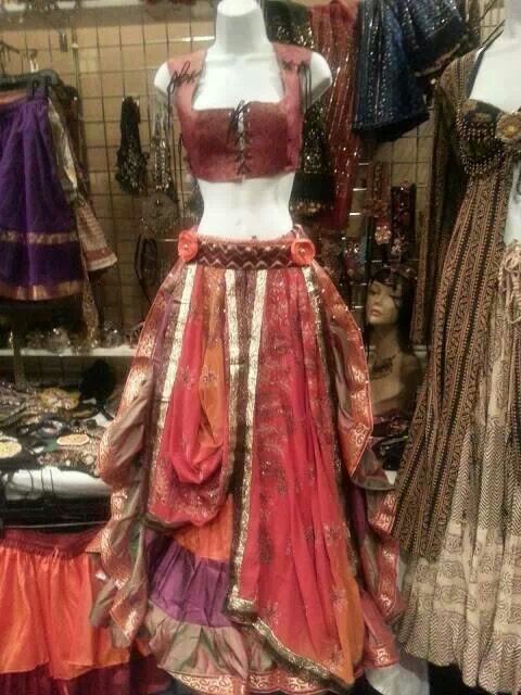 trasladándome en el tiempo... Fantasy Clothing, Fantasy Fashion, Dance Outfits, Larp, Belly Dance, Dance Costumes, Costume Design, Anarkali, Bohemian Style