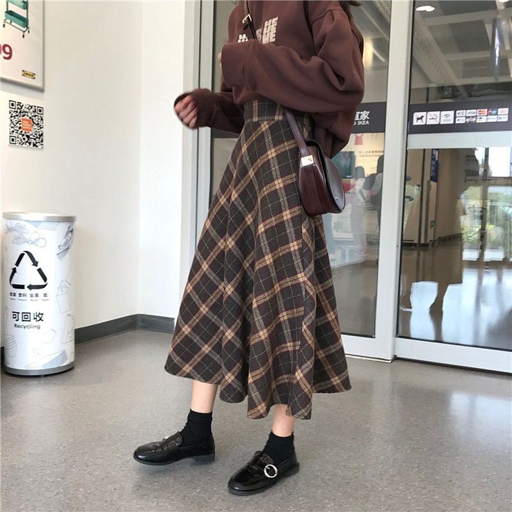 Wool Plaid Skirt, Fesyen Islam, Long Plaid Skirt, Womens Pleated Skirt, Hot Blouse, High Waist Long Skirt, Dream Outfits, Flowy Design, Brown Skirt