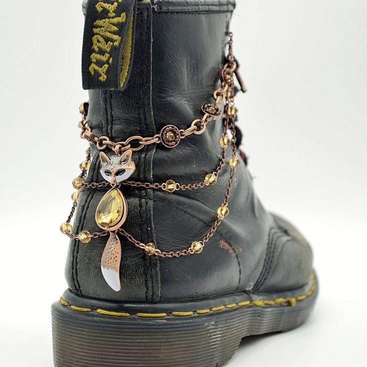 Boot Chains, Estilo Hippie, Estilo Punk, Bijoux Diy, Mode Vintage, Mode Inspiration, Character Outfits, Diy Fashion, Cute Shoes
