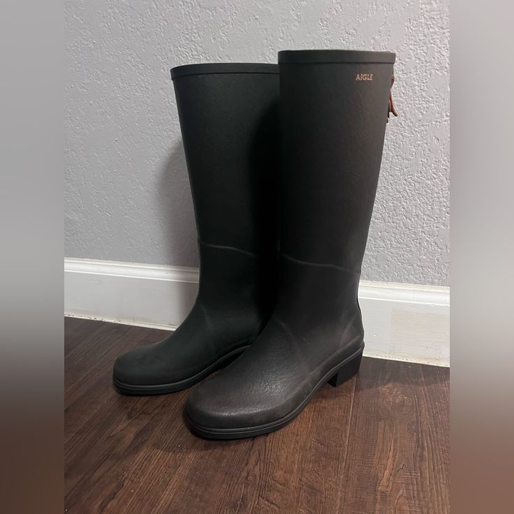 16” Tall Top To Bottom 1.25” Heel Minimalist Rainboot Narrow Calf Made In France Size 39 ****Size Guide Shows This To Be A Us Size 8 Or 9, Depending On Which Guide You Look Atfor Reference, I’m A True 9.5 And It Was A Tad Snug. Comfortable Enough To Wear But Not For Long Periods So I Would Suggest This For Someone Whose A Us Womens Size 8.5-9 Black Waterproof Ankle-high Rain Boots, Winter Rain, Rain Boots, Womens Sizes, Women Shoes, Boots, Heels, Women Shopping, How To Wear