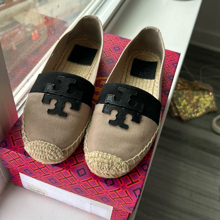 Tory Burch Weston Flat Espadrille In Natural/Black. Comes With Dust Bag Espadrille Shoes, Flat Espadrille, Tory Burch Shoes, Black Tan, Black And Tan, Tory Burch, Espadrilles, Dust Bag, Women Shoes