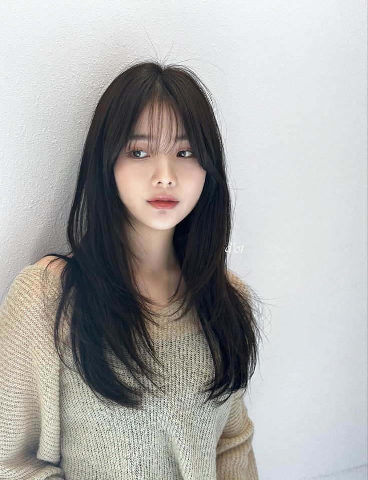 Layer Hair Korean Long, Layers With Bangs Asian, Asian Girl Haircut Medium, Asian Haircut Mid Length, Wolfcut Hair Long Round Face, Korean Hair Inspiration, Asian Hairstyles Straight Hair, Medium Long Length Haircut With Bangs, Korean Layered Haircut With Bangs