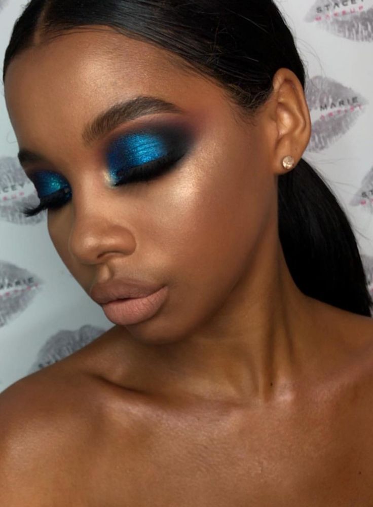 Woc makeup I so, makeup ideas for women with darker skin tones. Blue eye shadow look Mermaid Eye Makeup, Mermaid Eyes, Woc Makeup, Blue Eyeshadow Looks, Blue Smokey Eye, Black Makeup, Blue Eyeshadow, Eye Makeup Tips, Dark Skin Makeup