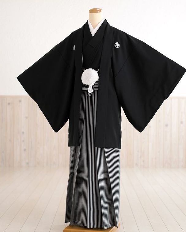 Yukata Men, Japanese Kimono Male, Men's Yukata, Mens Outdoor Fashion, Japan Dress, Japanese Traditional Clothing, Modern Kimono, Traditional Japanese Kimono, Male Kimono