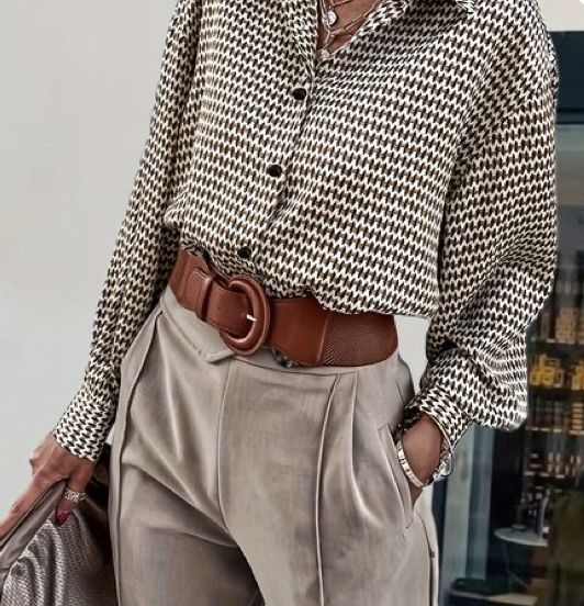 Chic Skirts, Printed Cardigan, Print Blouse, High Waisted Trousers, Printed Blouse, Casual Outfit, Button Up Shirts, Vintage Ladies, A Woman