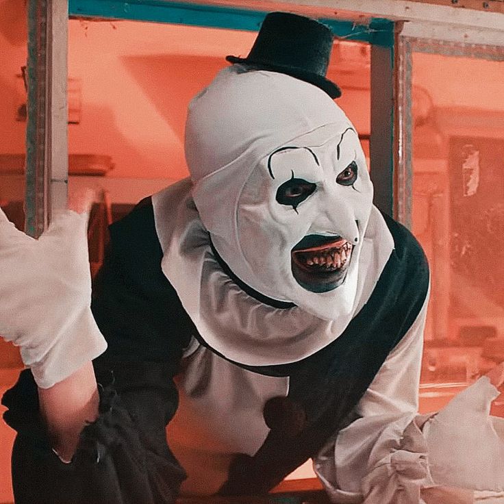 Art the Clown in Terrifier Art The Clown Terrifier, Terrifier 2, John Wayne Gacy, Bedroom Scene, Creepy Kids, Mia Farrow, Slasher Film, Film Horror, Bill Skarsgard