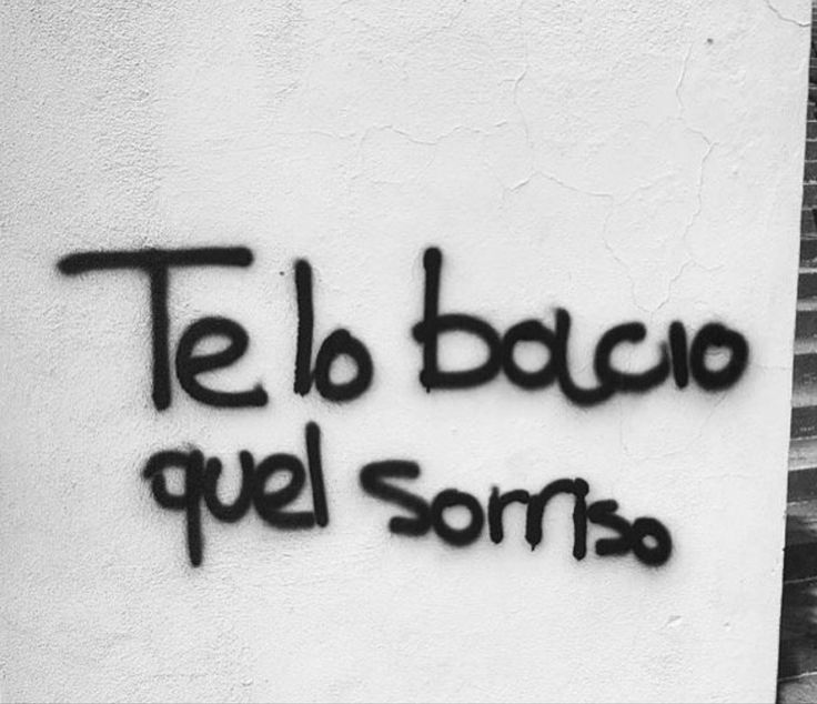 graffiti on the side of a building reads te lo bacio quel somos