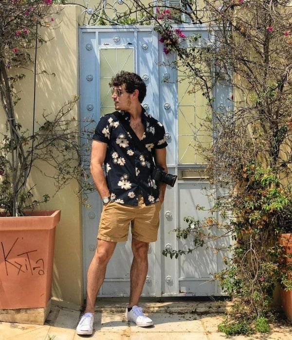 37 Stylish Printed Shirts Outfit Ideas For Men - Fashion Hombre Mens Beach Outfits, Mens Vacation Outfits, Printed Shirt Outfit, Goa Outfits, Vacation Outfits Men, Beach Outfit Men, Shirt Outfit Men, Mens Shorts Outfits, Mens Summer Outfits