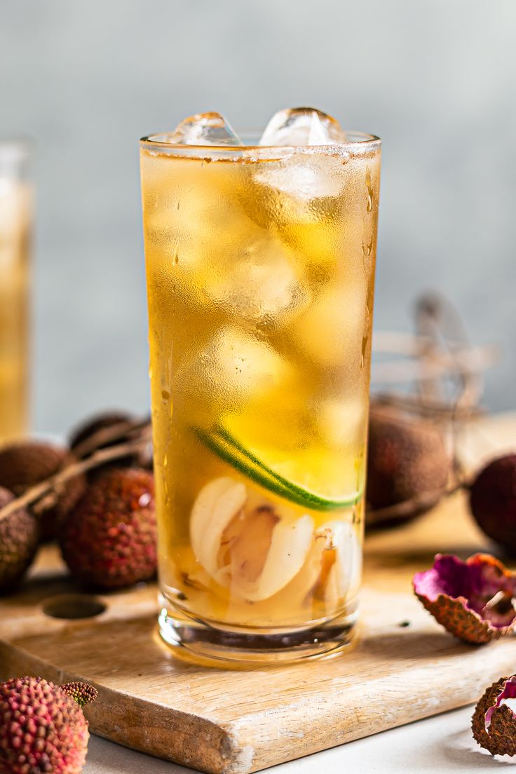 lychee iced tea in a glass Lychee Iced Tea Recipe, Lychee Tea Recipe, Lychee Fruit Aesthetic, Fruit Tea Photography, Fruit Tea Aesthetic, Lychee Fruit Tea, Lychee Aesthetic, Iced Tea Aesthetic, Lychee Smoothie