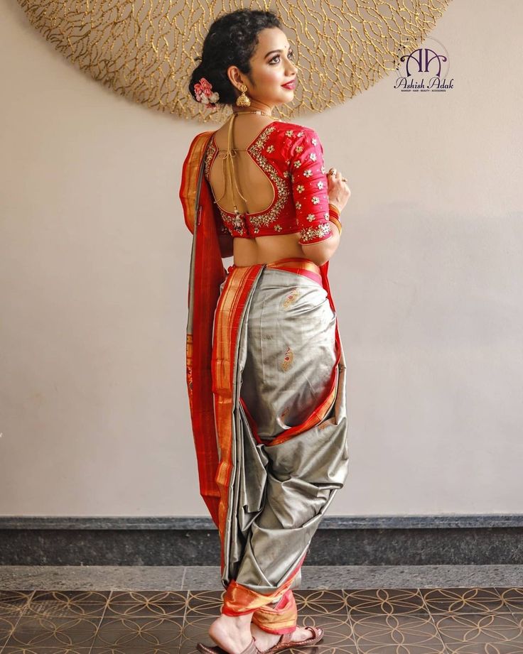 Marathi Saree Traditional, Nauwari Sadi Blouse, Blouse On Nauvari Saree, Navri Saree Look Marathi, Marathi Saare Look, Nawari Saree Blouse Designs, Maharashtrian Bride Blouse Designs, Navvari Sadi Blouse Back Design, Maharashtrian Blouse Design Back