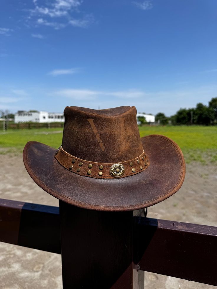 Certainly! Here's a revised description that includes shipping information: --- **Brown Cowboy Hat - Western Style Genuine Premium Cowhide Leather** Embrace the timeless charm of the West with our Brown Cowboy Hat, designed for both men and women. This unisex hat combines classic western style with top-notch craftsmanship, making it a versatile addition to any wardrobe. Features include: - **Genuine Premium Cowhide Leather Crafted from high-quality leather for durability, comfort, and a sophisti Cowboy Hut, Luxury Brown Formal Cowboy Hat, Cow Boy Hat, Brown Leather Western Hat, Cowboy Hat Cheap Bruned Brown, Brown Brimmed Western Hat, Dark Brown Felt Cowboy Hat, Cowboy Hat, Brown Fedora