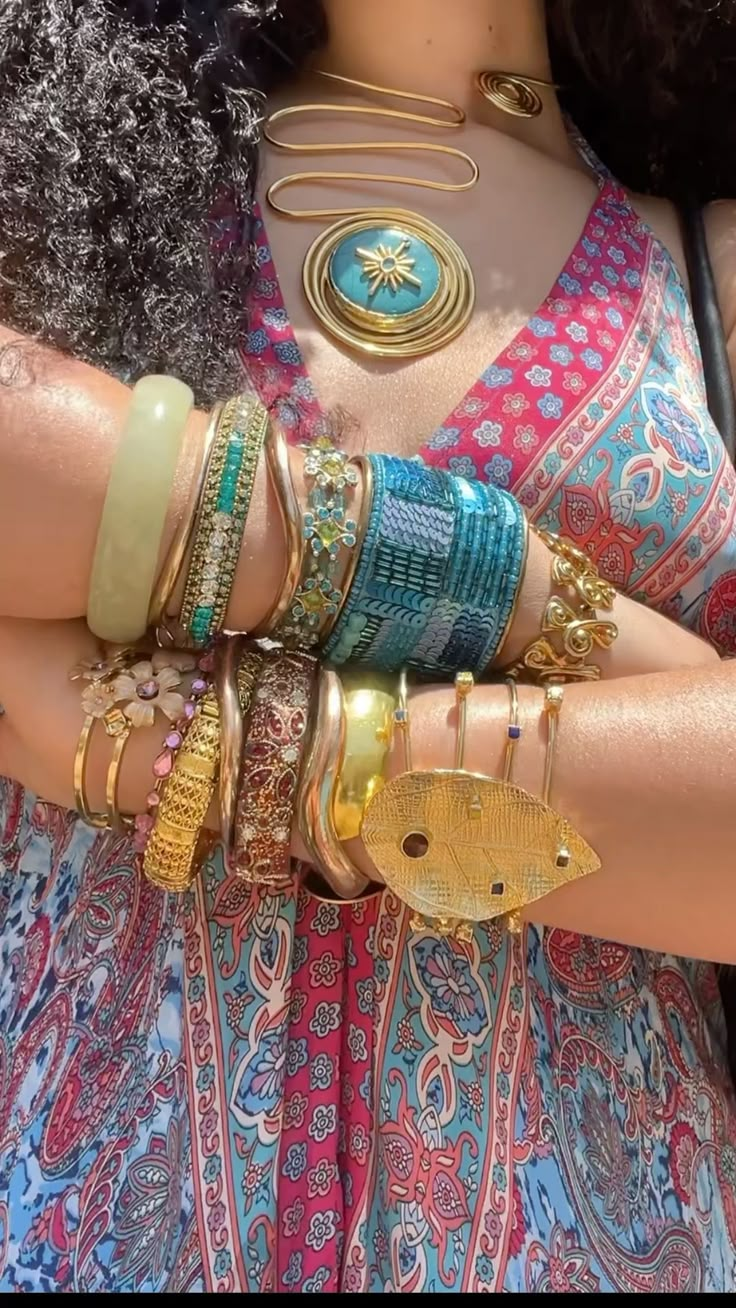 Chunky Gold Jewelry Vintage, Bold Jewelry Outfits, Maximilist Jewelery, Chunky Jewelry Aesthetic Outfit, Maximalist Jewelry Gold, Gold Jewelry Chunky, Gold Maximalist Jewelry, Maximalist Jewelry Aesthetic, Chunky Gold Jewelry Aesthetic