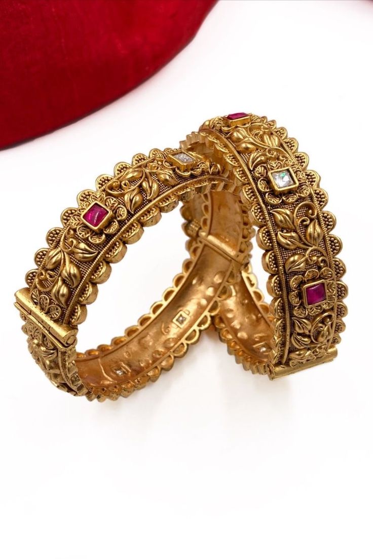 Kundan Bangles Gold Antique, Bangals Design In Gold Antique, Bangles Jewelry Designs Gold Antique, Gold Bangles Indian Design Traditional, Traditional Bangles Gold, Antique Bangles Design, Antique Bangles Indian Gold, Bangles Gold Design, Gold Antique Bangles