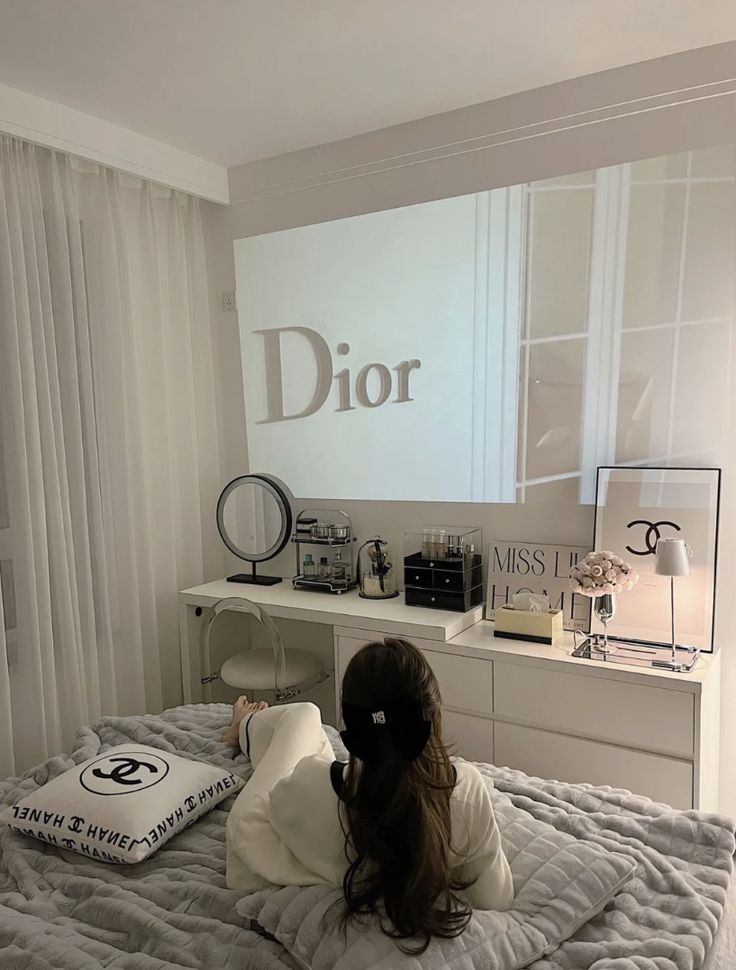 Stargirl Aesthetic Apartment, Dior Inspired Room, Dorm Room Luxury, Classy Room Inspiration, Model Bedroom Ideas, Dior Themed Bedroom, Dior Aesthetic Room Decor, Luxury Dorm Room Aesthetic, Dior Bedroom Decor