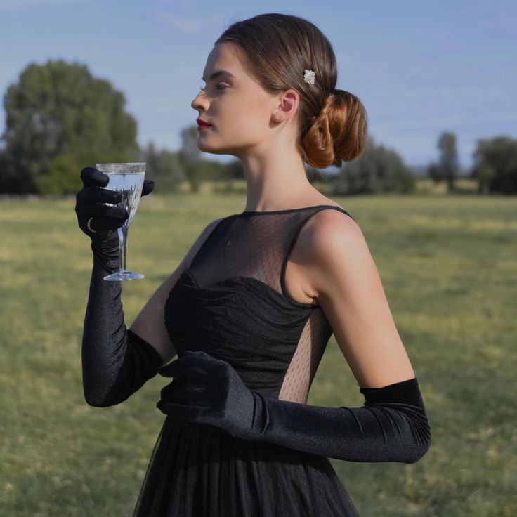 Classy Gloves, Long Black Gloves, Gloves Outfit, Opera Length Gloves, Velvet Gloves, Velvet Glove, Dress With Gloves, Evening Gloves, Fashion Gloves