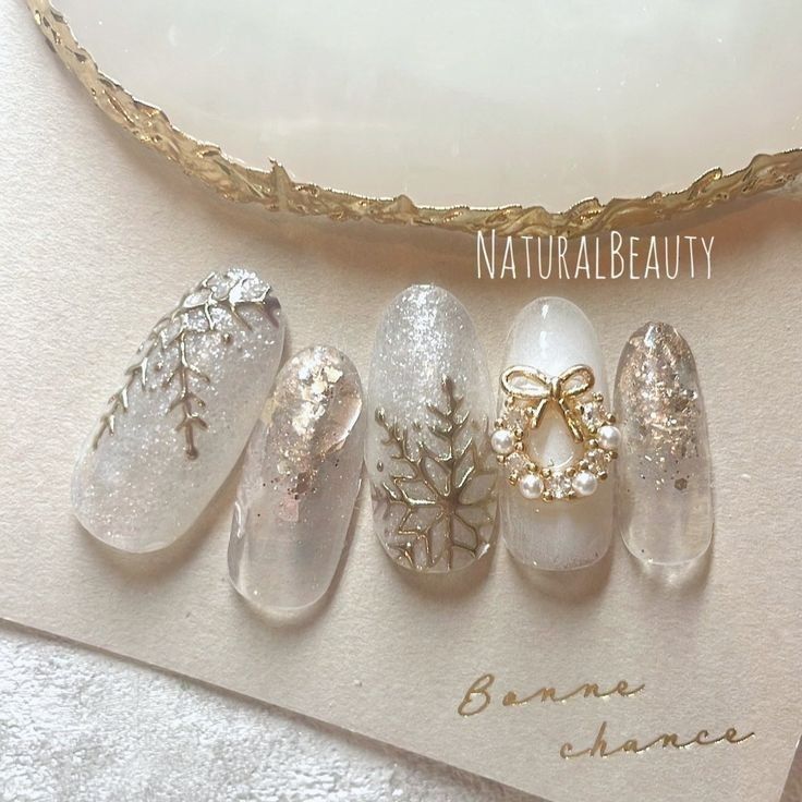 Nail Art For Holidays, Christmas Nail Designs Gold, Japanese Christmas Nails, Christmas Nail Designs White, Christmas White Nails, Nail Art Christmas Designs, Nail Christmas Designs, Christmas Design Nails, Christmas Nails Design Holiday