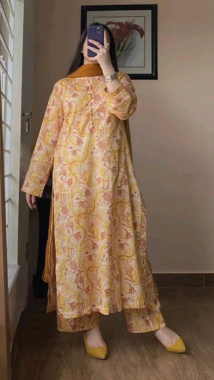 Simple Suit Designs, A Mirror Selfie, Simple Dress Casual, Kameez Designs, Traditional Outfit, Desi Fashion Casual, Pakistani Fancy Dresses, Pakistani Dresses Casual, Salwar Kamiz