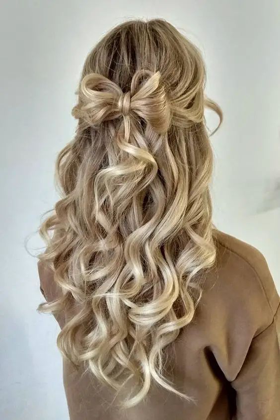 Beautiful Half Up Half Down Hairstyles, For Prom Hair Styles, Hairstyle Prom Long Hair, Hoco Hairstyles Blonde, Cute Hairstyles For Long Hair Half Up Half Down, Cute Blonde Hairstyles Medium, Curly Hairstyles Down Simple, Hair Inspiration For Prom, Hoco Hair Brunette