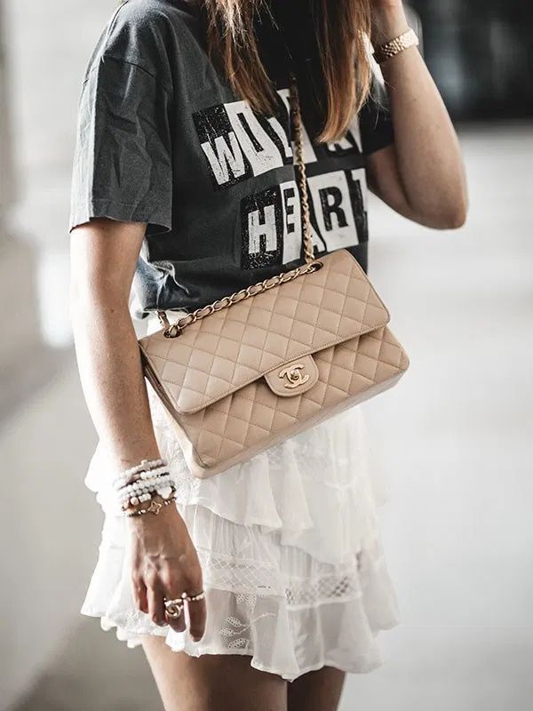 Beige Bag Outfit, Frühling Outfits, Hobo Bag Outfit, Chanel Bag Outfit, Bags Wishlist, Gorgeous Handbags, Dream Wishlist, Chanel Beige, Photography Bags