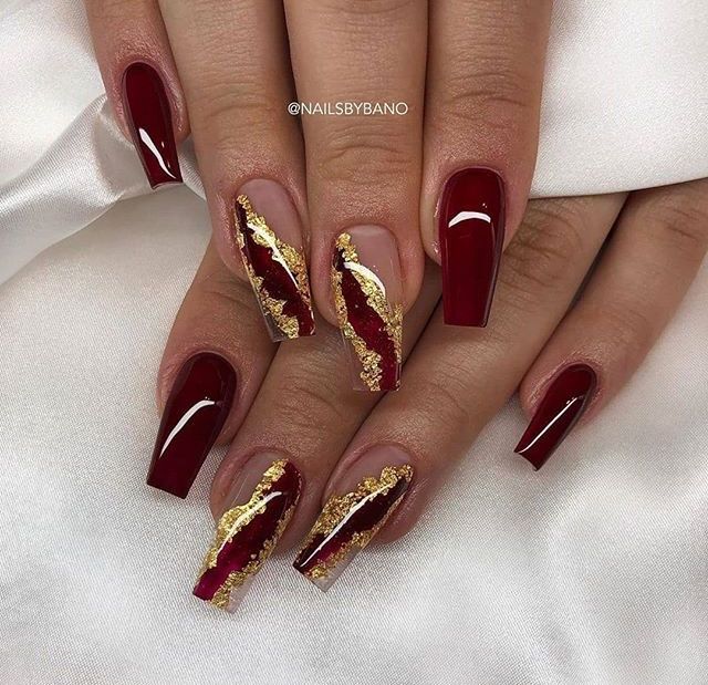 Red Wine And Gold Nails, Birthday Nails Burgundy, Maroon Graduation Nails, Trendy Nails Red And Gold, Wine Red Quince Nails, Maroon Design Nails, Maroon And Brown Nails, Wine Red And Gold Nails, Wine Nails Acrylic