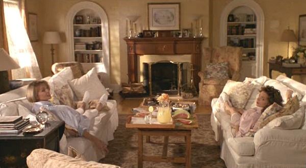 Father of the Bride house-living rm Father Of The Bride House, Houses From Movies, Nancy Meyers Style, Nancy Meyers Interiors, Nancy Myers Homes, Coastal Modern Living Room, Nancy Meyers Home, Nancy Meyers Movies, Nancy Meyers Aesthetic