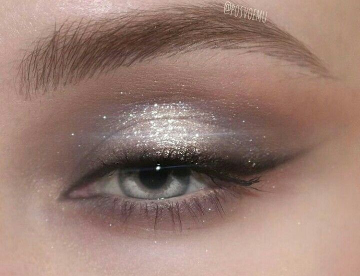 Grey Aesthetic Makeup, Makeup To Wear With Silver Dress, Silver Makeup For Blue Eyes, Silver And Gold Eye Makeup, Grey Glitter Makeup, Silver Eyes Aesthetic, Silver Prom Makeup Looks, Glam Makeup Silver, Silver And Black Makeup Looks