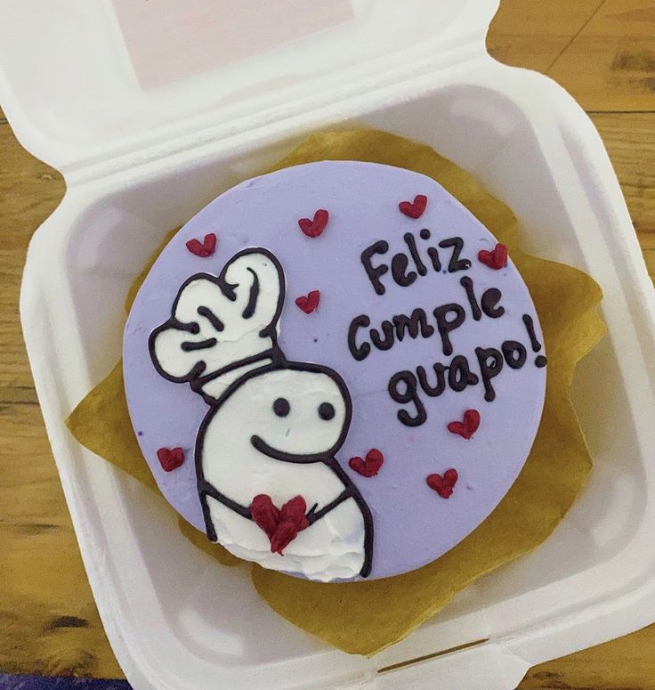 a cake in a foam container with the words feliz comple gupo on it