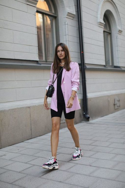 Pink Blazer Outfit, Blazer Rose, Blazer Outfits Casual, Sneaker Trend, Biker Shorts Outfit, Evening Style, Walking Down The Street, Sneakers Fashion Outfits, Coat Outfit