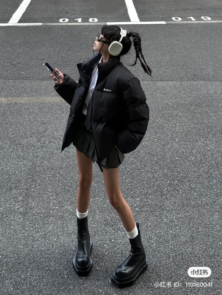 Party Korean Outfit, Japan Clubbing Outfit, Osaka Street Style, Streetwear Photoshoot Women, Thai Fashion Street, Asian Style Outfits, Tokyo Winter Fashion, High Angle Pose Reference, Tokyo Streetwear