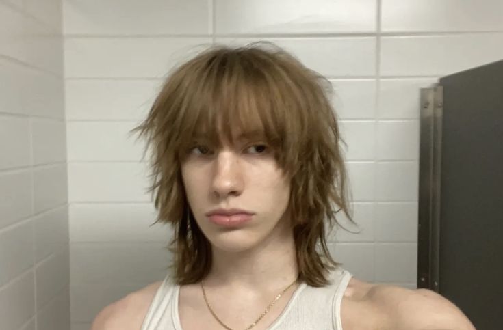 Straight Hair Inspo Men, Puffy Hairstyles Men, Men Grunge Hair, Grown Mullets Men, Layered Short Hair Men, Alt Hair Male, Punk Male Hairstyles, Shaggy Wolfcut Men, Layered Hair Men Long