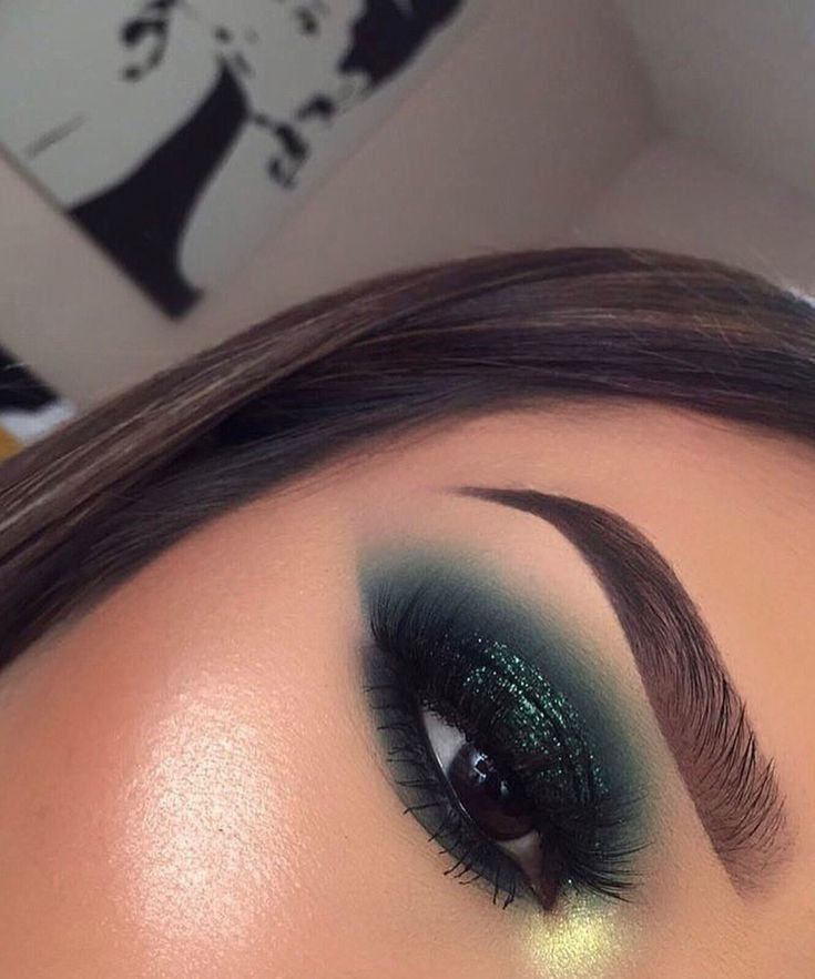 Eye Makeup Glitter, Makeup Zombie, Maquillage Yeux Cut Crease, Eye Makeup Cut Crease, Make Up Designs, Dead Makeup, New Year's Makeup, Green Makeup, Colorful Eye Makeup