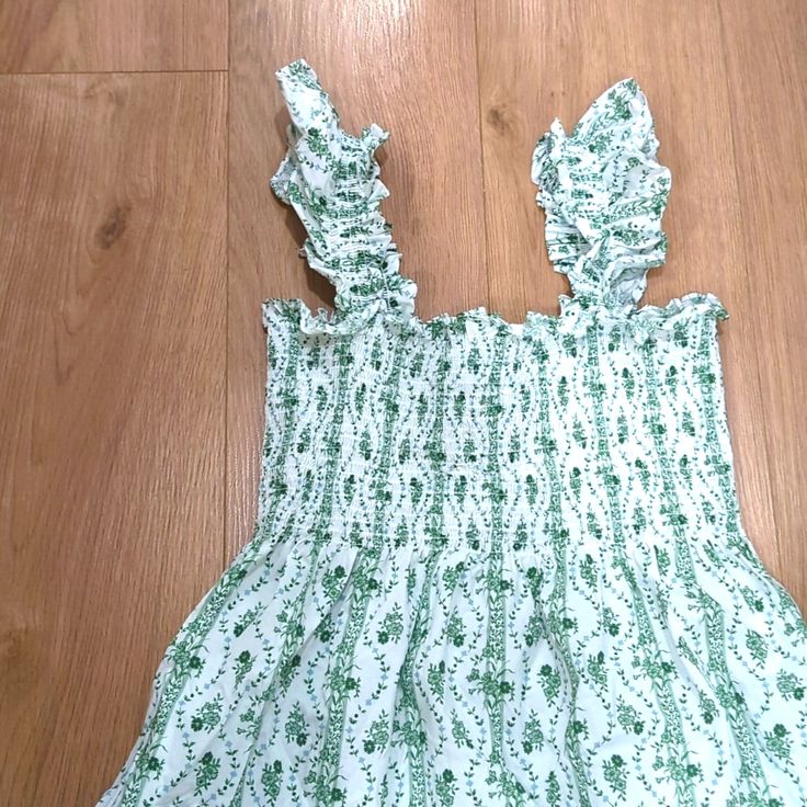 Hill House Ellie Nap Dress In Green Vine Stripe. Size Large. Smocked Chest. Pockets. Always Stored Folded So No Stretches Straps. Ptp 14 In 100% Cotton Nap Dress, House Green, House Dresses, Hill House, House On A Hill, House Dress, Green Dress, Smocking, Vines