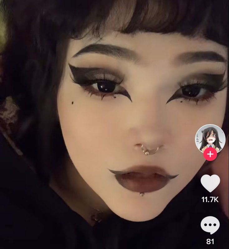 Alternative Eye Makeup Goth, Goth Smoky Eyes, Gothic Makeup Asian, Cutesy Goth Makeup, Goth Cat Eye Makeup, Goth Makeup Without Lashes, Light Goth Makeup Looks, Nu Metal Makeup Looks, Soft Goth Eye Makeup