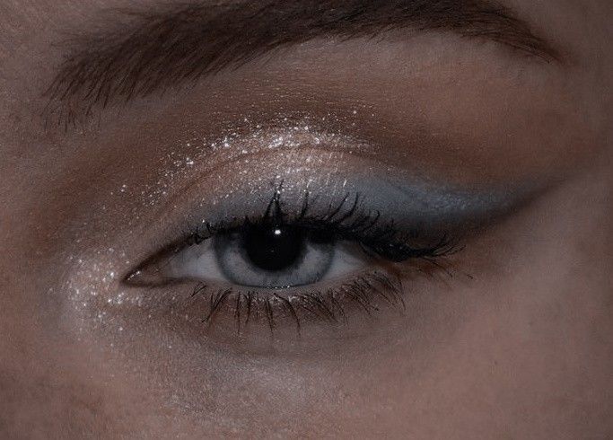 Eyeshadow Looks To Go With Blue Dress, Makeup Hoco Ideas, Prom Makeup Brunette, Simple Sparkly Eyeshadow, Natural Prom Makeup Blue Dress, Silver Make Up Looks Glitter Eye, Silver Prom Eyeshadow, Simple Prom Makeup Natural Looks Silver, Homecoming Eye Makeup Blue Dress