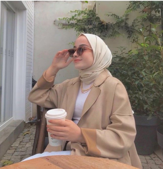 Long Necklace Outfit, Hijab Fashion Summer, Hijabista Fashion, Pink Tumblr Aesthetic, Stylish Hijab, Mode Turban, Muslim Outfits Casual, Hijab Style Casual, Hijabi Fashion Casual