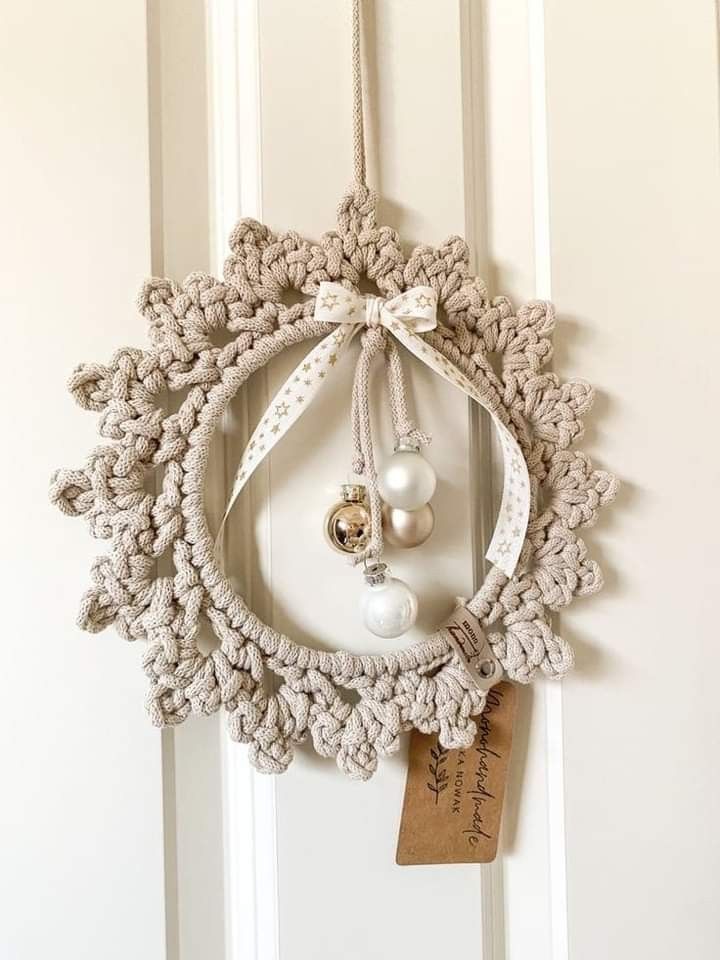 Macrame Advent Wreath, Wreath Macrame, Boho Door, Crochet Christmas Ornaments Free, Winter Door Decorations, Decoration Window, Textile Wall Art, Owl Crafts, Macrame Boho