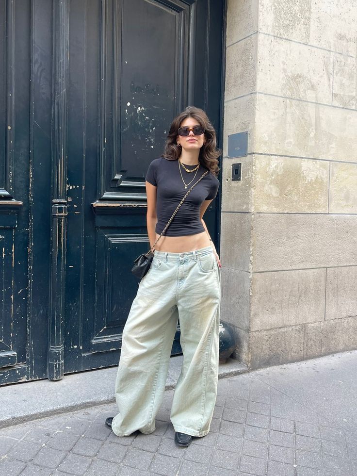 Baggy Jeans Small Top, Baggy Pants Outfit Street Styles, Baggy Pants Small Top, Tight Top Baggy Pants Outfit, Low Rise Baggy Jeans Outfit, Baggy Trousers Outfit, Black Baggy Jeans Outfit, White Trousers Outfit, Jean Shirt Outfits