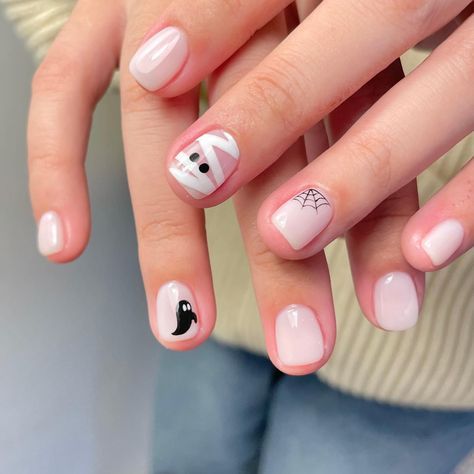 Short Nails Trending, Gel Nail Halloween Designs, Simple Ghost Nail Art, Cute Spooky Halloween Nails Designs, Halloween Nail Aesthetic, Halloween Elegant Nails, Nail Designs For Really Short Nails, Squoval Halloween Nails, Gelish Halloween Nails