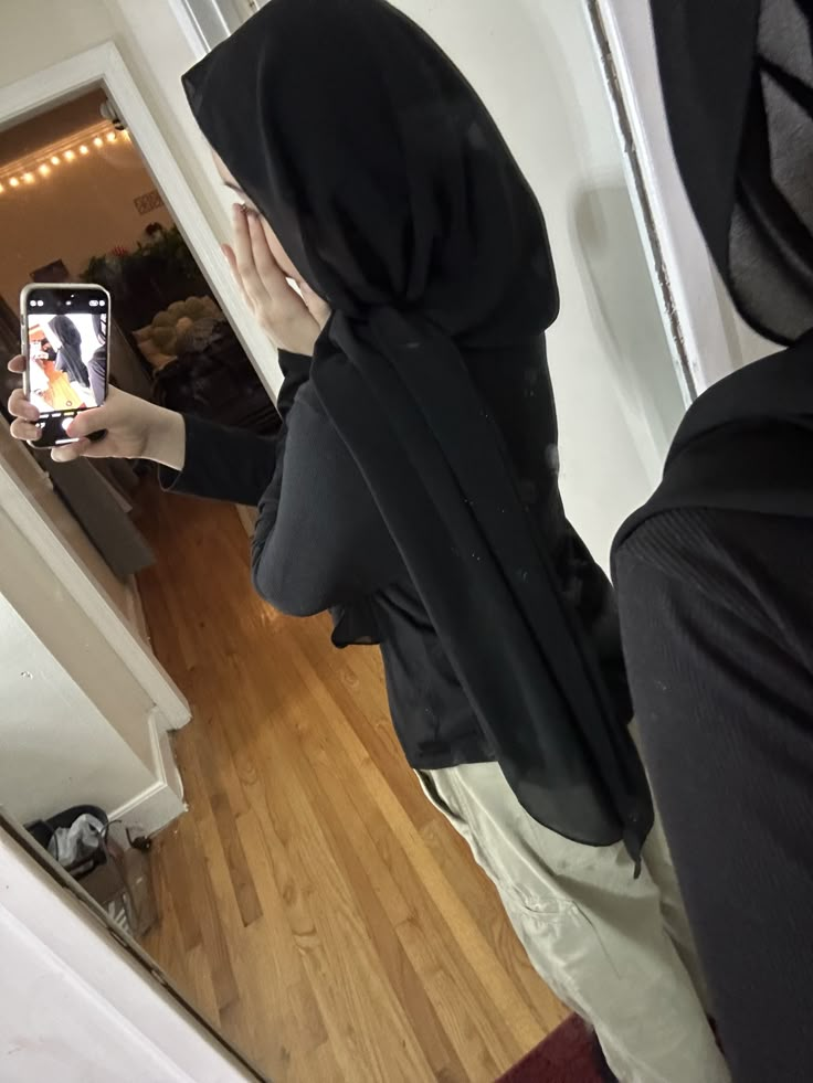 Hijab Mirror Pic, Hijabi Mirror Selfie Aesthetic, Hijabi Profile Picture, Hijabi Mirror Pic, Hijabi Bratz, Hijab Mirror Selfie, Hijab Pfp, Baddie Hijabi Outfits, Shayla Hijab