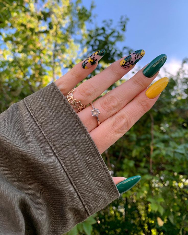 Green And Yellow Nails Design, Yellow Black Nails, Green Yellow Nails, Yellow Green Nails, Bookish Nails, Green And Yellow Nails, Nails With Green, Em Nails, March Nails