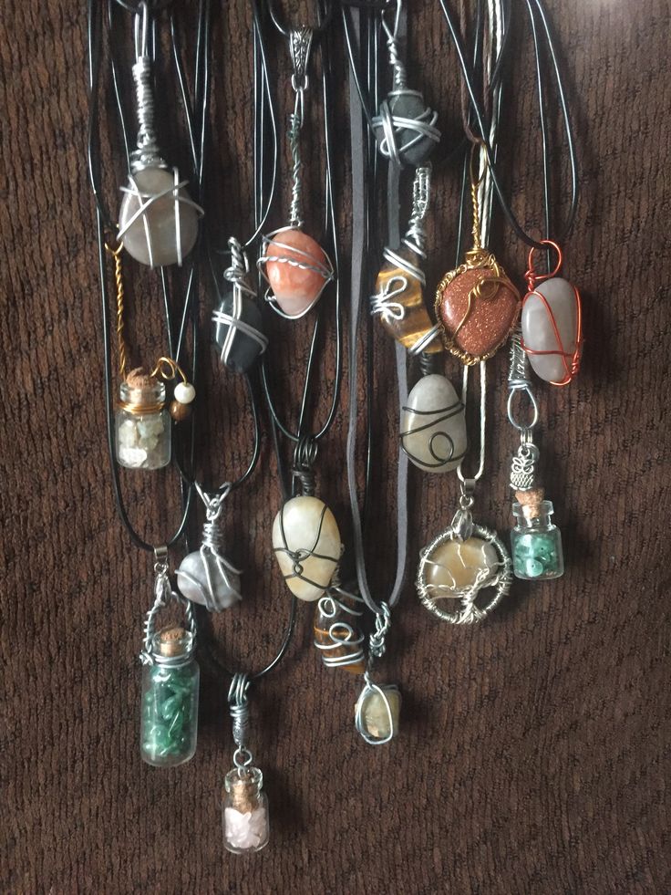 Cute Crystal Necklaces, Witchcore Accessories, Crowcore Jewelry, Grunge Diy, Wrapped Crystals, Grunge Jewelry, Jewelry Hippie, Indie Jewelry, Rock Jewelry