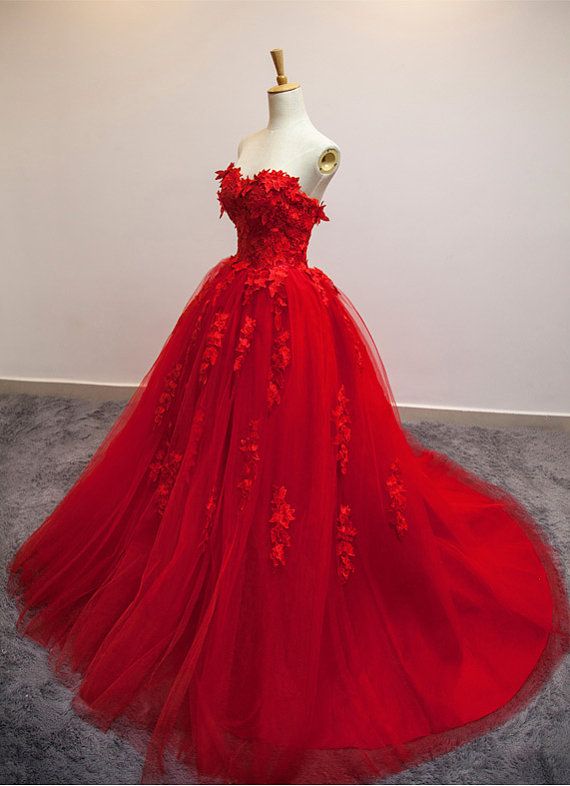 Hey, I found this really awesome Etsy listing at https://www.etsy.com/listing/266631437/red-lace-strapless-wedding-gown Red Long Prom Dress, Gaun Abad Pertengahan, Couture Dior, Red Ball Gown, Strapless Wedding Gown, Red Wedding Dress, Floral Prom Dresses, Tulle Ball Gown, Red Ball