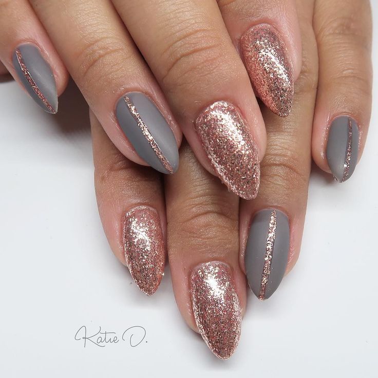 Rose gold + Grey 🌟 Grey Rose Gold Nails, Gray And Rose Gold Nails, Grey And Rose Gold Nails, Cornwall Nails, Rose Gold Nail Ideas, Vaca Nails, Gold Nail Art Designs, Full Nails, Photo Nails