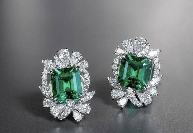 Pear Diamond Earrings, Emerald And Diamond Earrings, Emerald Studs, Emerald Diamond Earrings, Diamond Jewelry Set, Diamond Earrings Design, Fancy Jewelry Necklace, Emerald Earrings Studs, Art Jewelry Contemporary