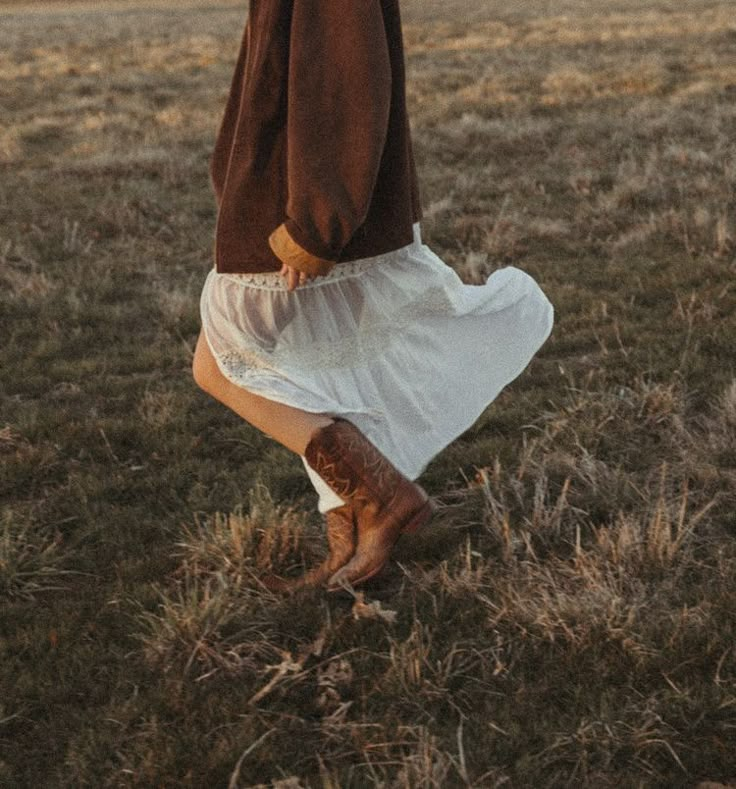 Garnet Flats, Debut Taylor Swift, Debut Taylor, Maggie Mae, Cowgirl Aesthetic, Estilo Country, Western Aesthetic, Outfit Look, Photography Inspo