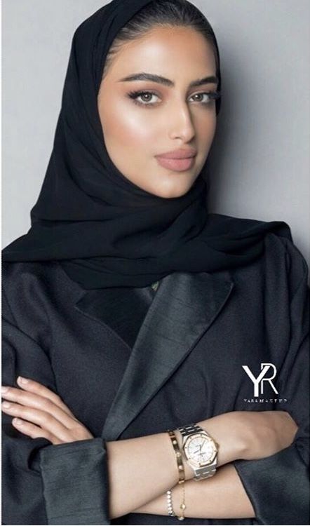 Saudi Arabia women beauty Linkedin Ideas, Saudi Arabia Women, Scarf Sunglasses, Blue Hijab, Abaya Fashion Dubai, Beauty Quotes For Women, Women Models, Moroccan Clothing, Dress Scarf