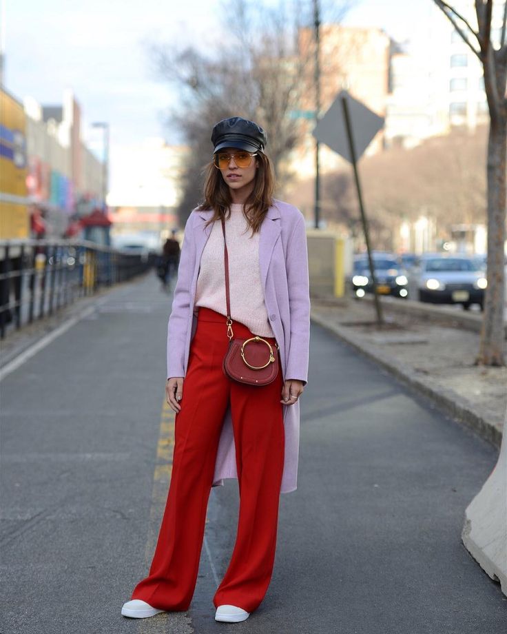 Dress Business Attire, Outfit With Sneakers, Scarf Coat, Fashion Week New York, Street Style Trends, Women Bags Fashion, Red Pants, Red Outfit, Fashion Tips For Women