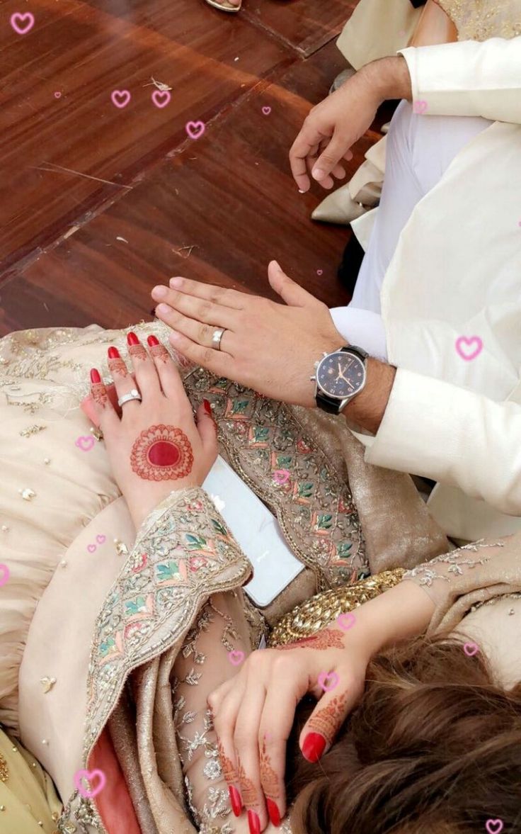 the bride and groom are getting ready to have their hands painted with hendi dots